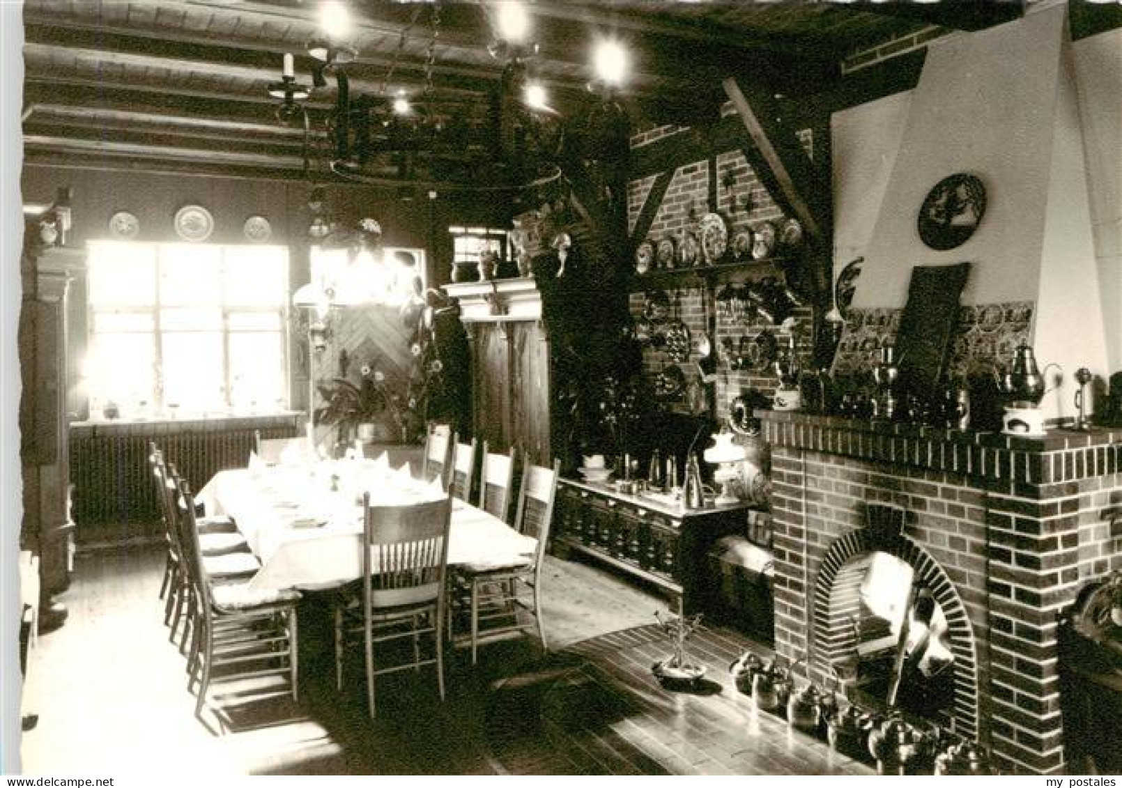Hohenlockstedt Gasthaus Lohmuehle Gaststube Kamin Ziegelkamin Esstisch Holzbalke