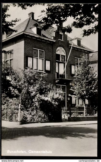 AK Bunschoten, Gemeentehuis, voorgevel met tuin en hek
