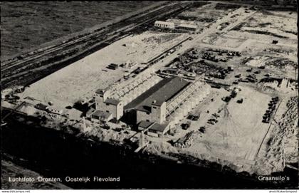 CPA Dronten Flevoland Niederlande, Graansilo's, Luchtfoto, Fliegeraufnahme