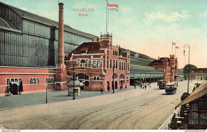 [-5%] PAYS BAS - Harlem - Station - Colorisé - Tramways - Drapeaux - Carte Postale Ancienne