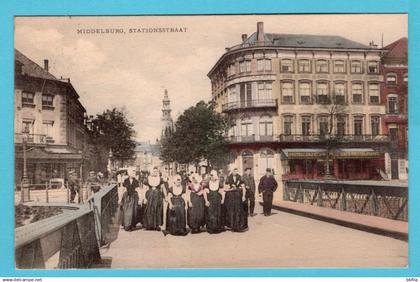 NEDERLAND prentbriefkaart Stationsstraat 1925 Middelburg vrouwen in klederdracht - 's Gravenhage