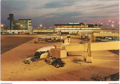 Amsterdam Internationale Luchthaven Schiphol bij avond - & airport, airplane