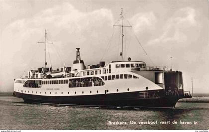 Breskens  Zeeland NL De veerboot Koningin Juliana vaart de haven in