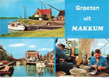 Makkum Friesland NL Kanal Bootshafen Fischer beim Netztflicken