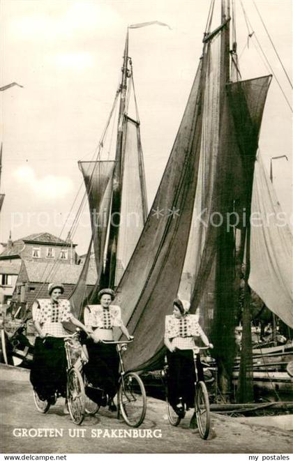 Spakenburg NL Hafenpartie Damen auf Fahrradtour