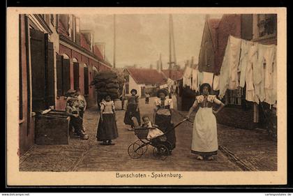 AK Bunschoten-Spakenburg, Strassenpartie mit Einwohnerinnen, Kinderwagen