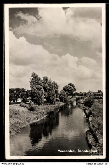 AK Veenendaal, Benedeneind, Kanaal met bomen en roeiboot