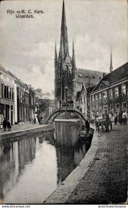 CPA Woerden Utrecht Niederlande, Rhein, R. C. Kirche, Kanal, Brücke, Menschen, Boote