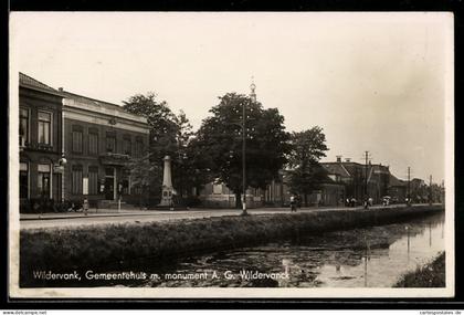 AK Wildervank, Gemeentehuis met monument A. C. Wildervanck