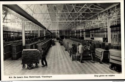 CPA Vlaardingen Südholland, N. V. De Lever's Zeep Maatschappij, Zeep gieten en snijden