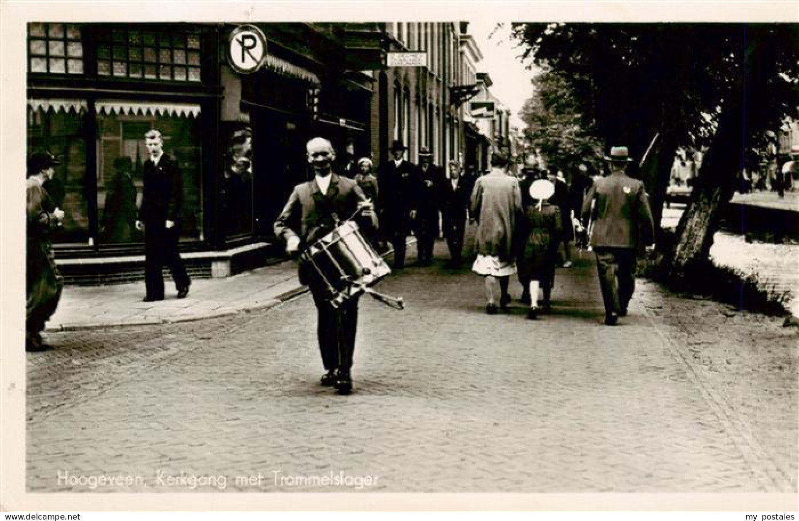 Hoogeveen NL Kerkgang met Trommelslager