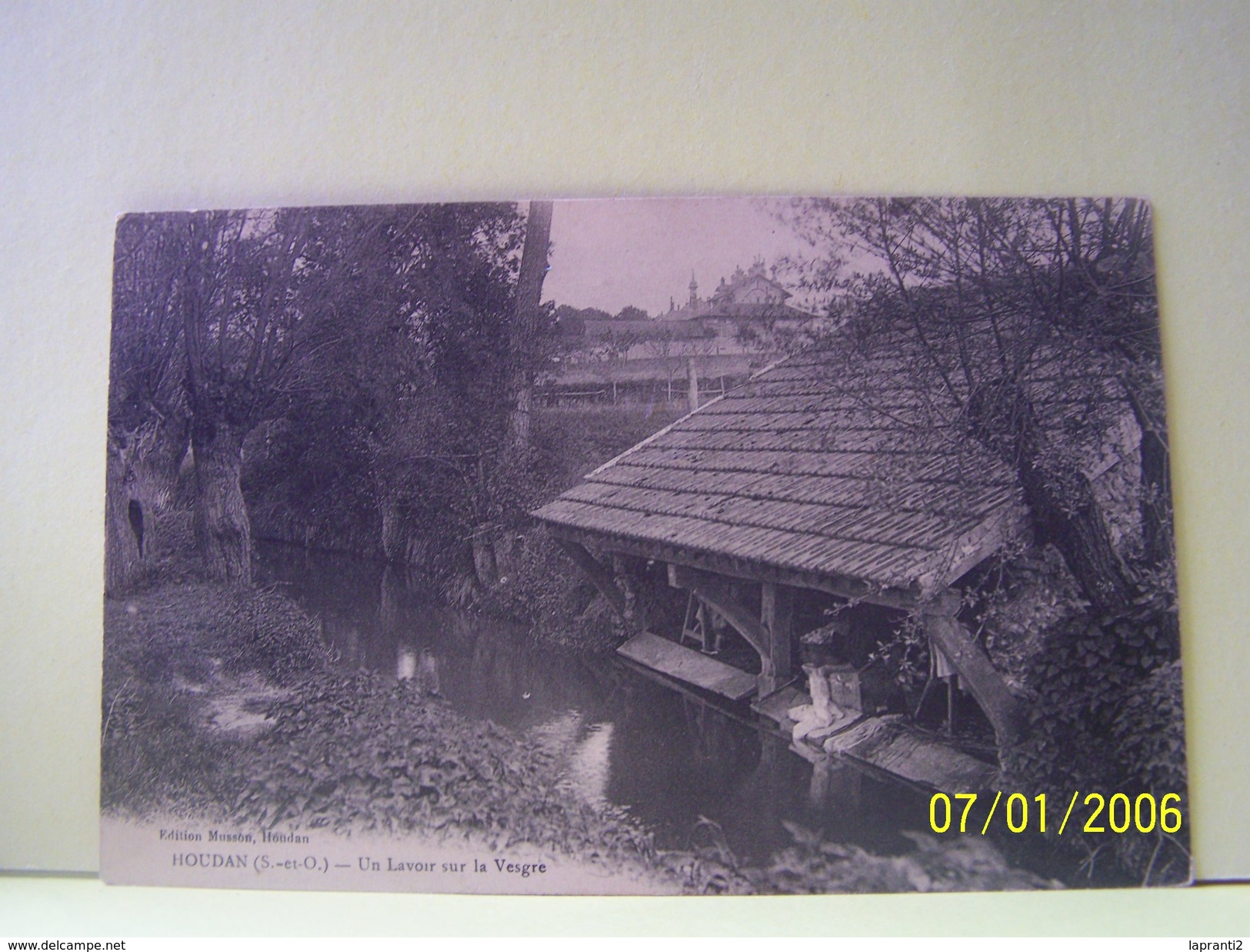 HOUDAN (YVELINES) LES LAVANDIERES. UN LAVOIR SUR LA VESGRE.