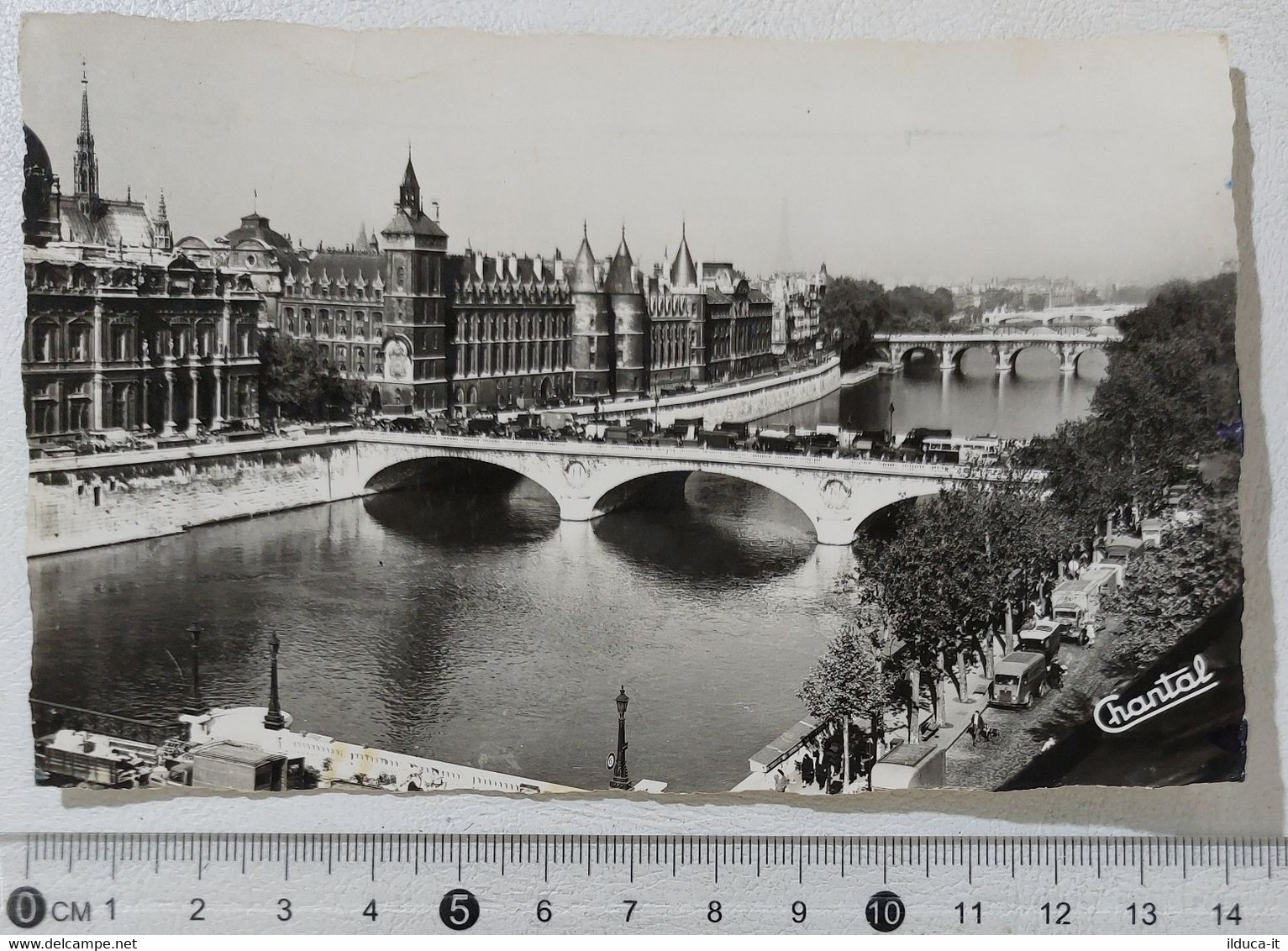 I122111 Cartolina Francia - Paris - Le Conciergerie et la Seine - VG 1960