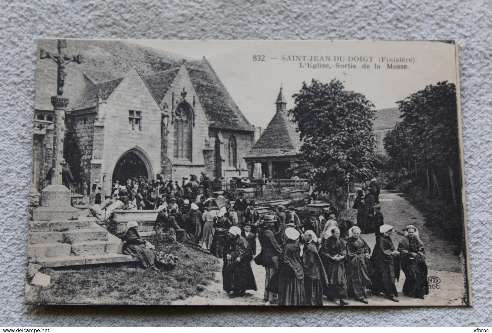 I147, Saint Jean du Doigt, l'église, sortie de la messe, Finistère 29