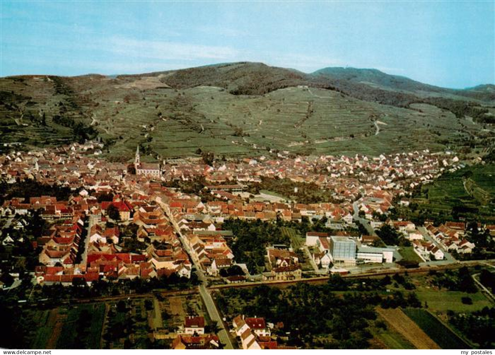 Ihringen Kaiserstuhl Fliegeraufnahme mit Kaiserstuehler Winzergenossenschaft