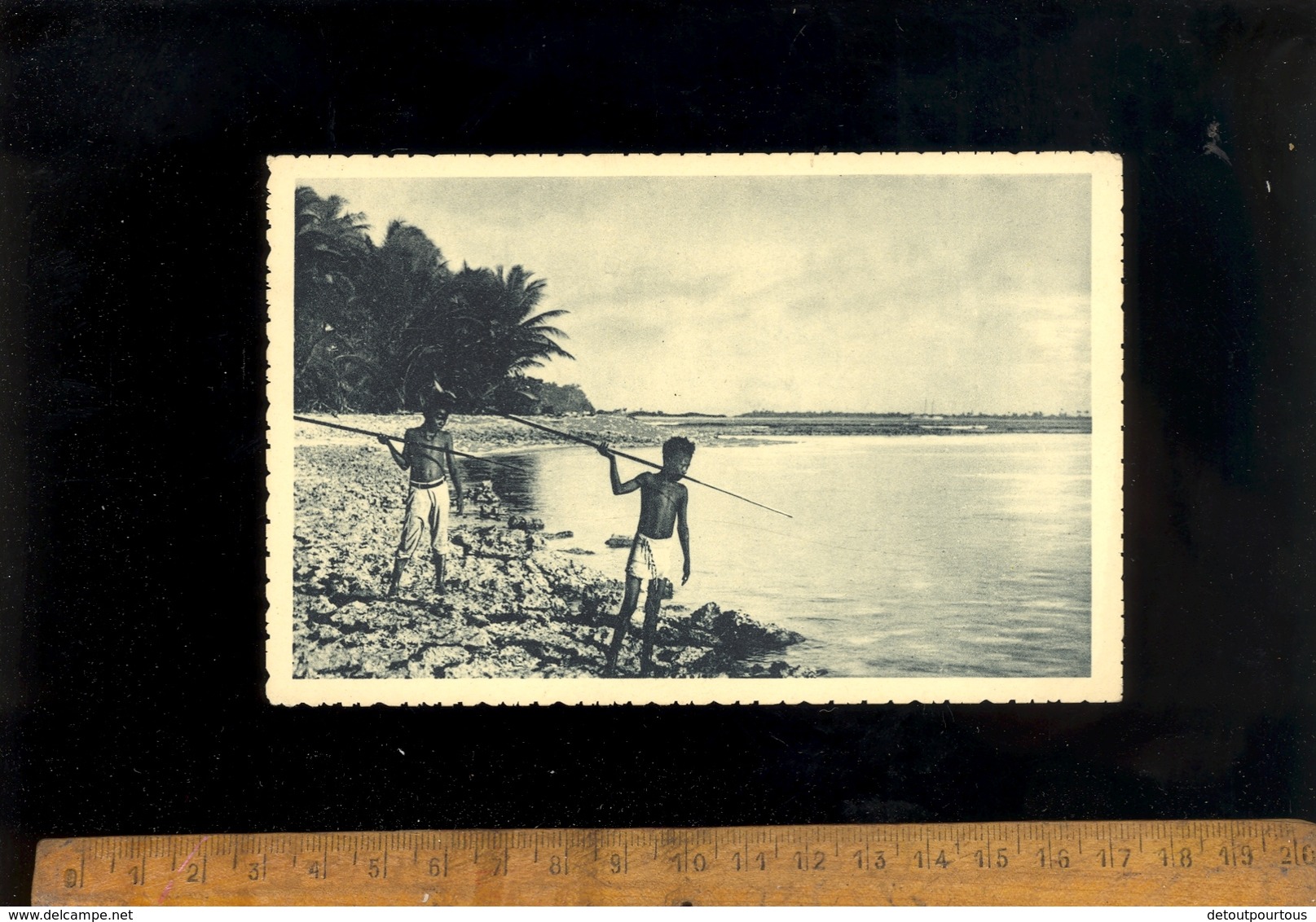 ILES CAROLINES Micronésie : des petits canaques guettent le poisson pêche pêcheurs Kanaks Kanak