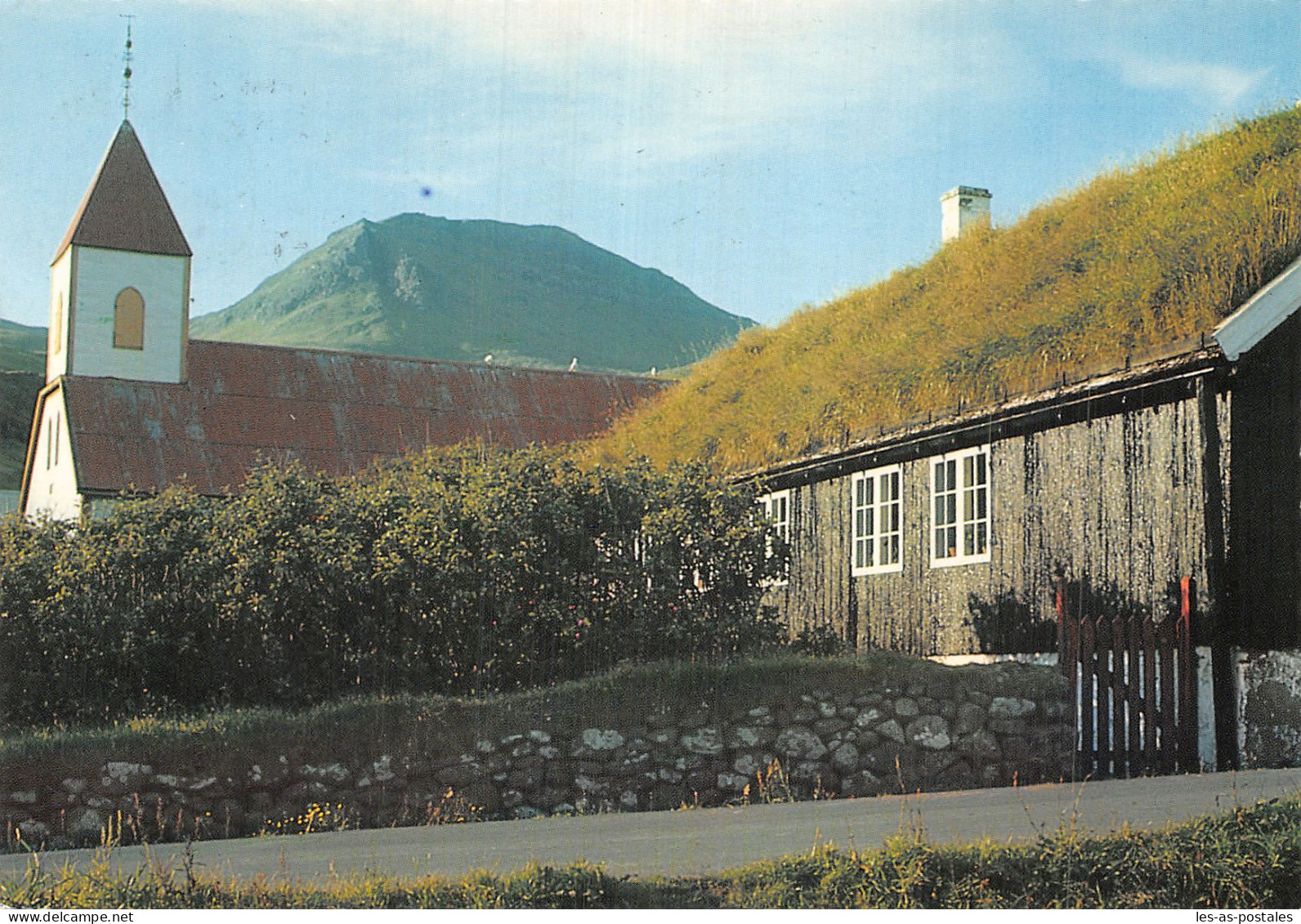 ILES FEROE KIRKJAN OG PRESTAGARDJURIN I KVIVIK EGLISE ET PRESBYTERE DE KVIV