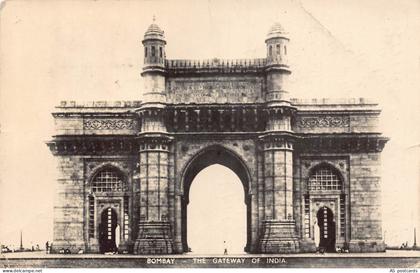 B321 India 1956 Bombay Gateway of India vintage postcard