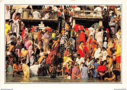 BR28186 Benares ghats on the river ganges india