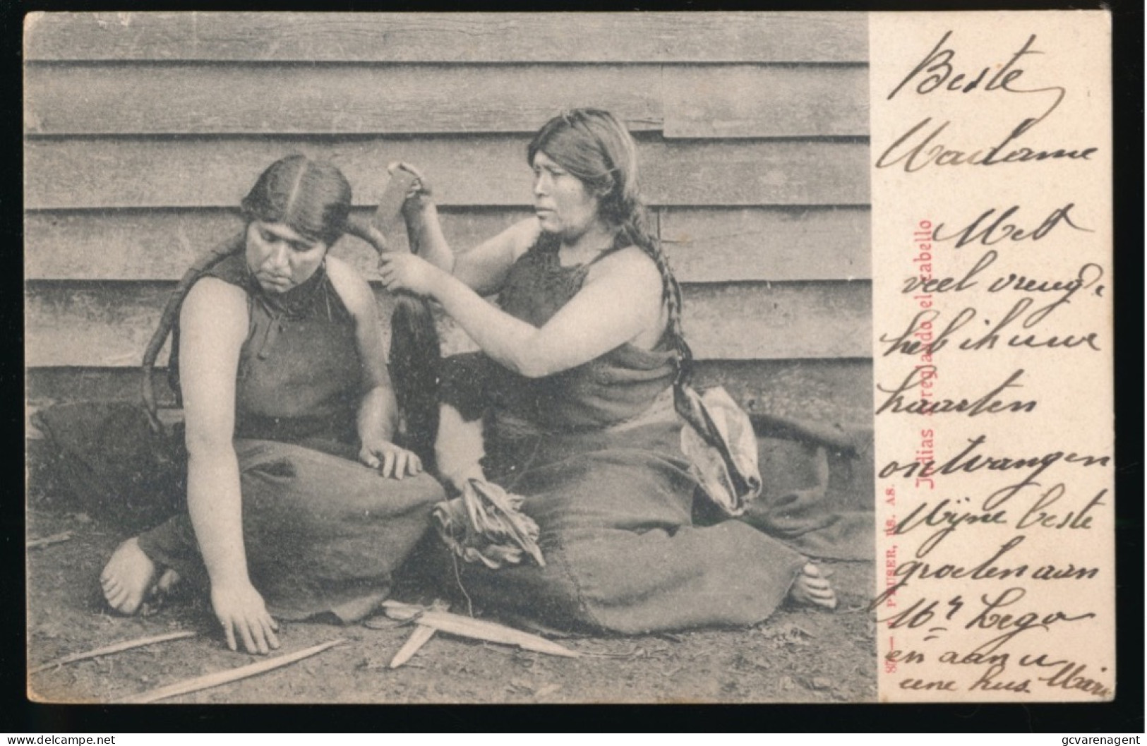 INDIAS ARRELLANDO EL CABELLO