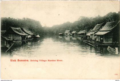 PC INDONESIA SIAK SUMATRA. DRIVING VILLAGE MANDAN RIVER. (a78290)