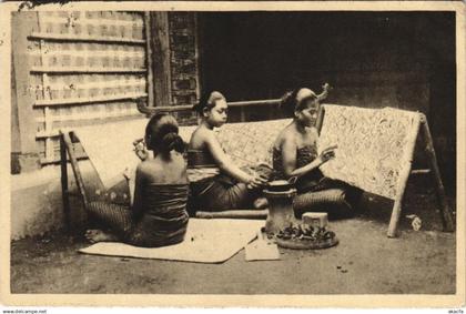 CPA INDONESIA Javaansche vrouwen aan het batikken (360391)