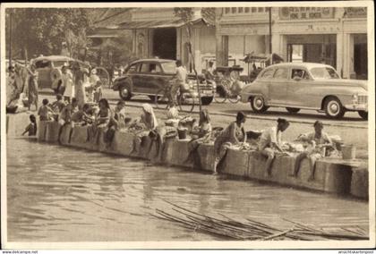 CPA Osttimor, Personen am Ufer, Autos