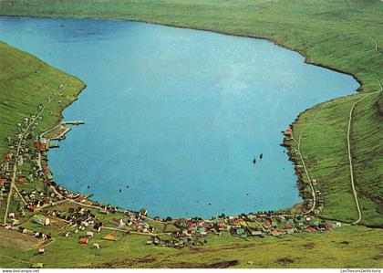 [-5%] FEROE - Village Fuglafjorour seen from a mountain - Colorisé - Carte postale