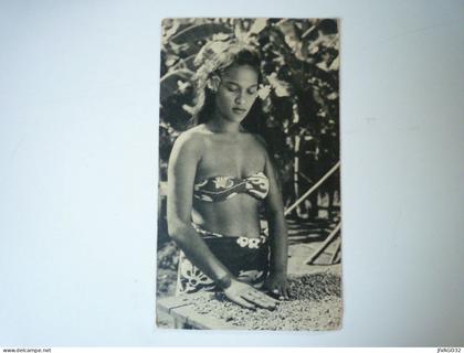 AN - 4113  ÎLE PITCAIRN  :  Jeune FILLE triant le café   XXX