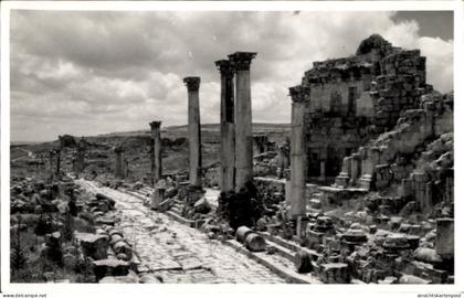 CPA Jerash Gerasa Jordanien, Gepflasterte Straße mit Säulenreihen, umgestürzte Säulenstücke, zerfa
