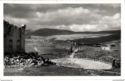 CPA Jerash Gerasa Jordanien, Kolonnadenruinen, zerstörte Fassade links, Trümmerhaufen, gewundene S