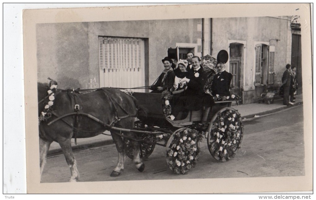 ISSOIRE CARTE PHOTO HABITANTS DEGUISES AINSI QUE L'ATTELAGE CARTE PHOTO