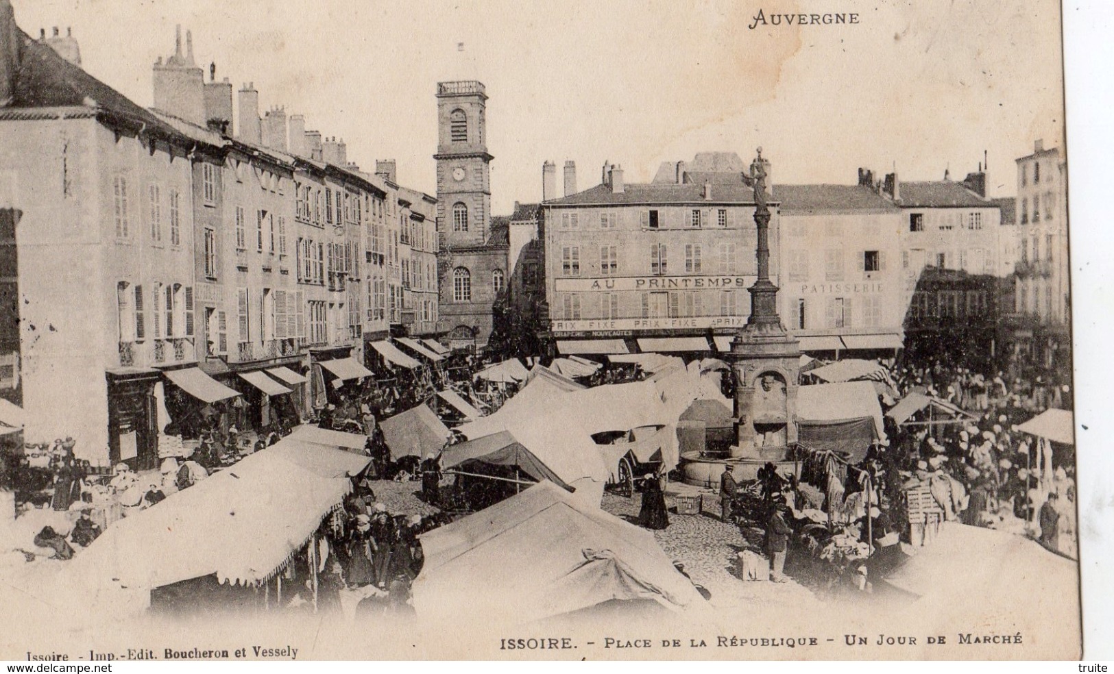 ISSOIRE PLACE DE LA REPUBLIQUE UN JOUR DE MARCHE