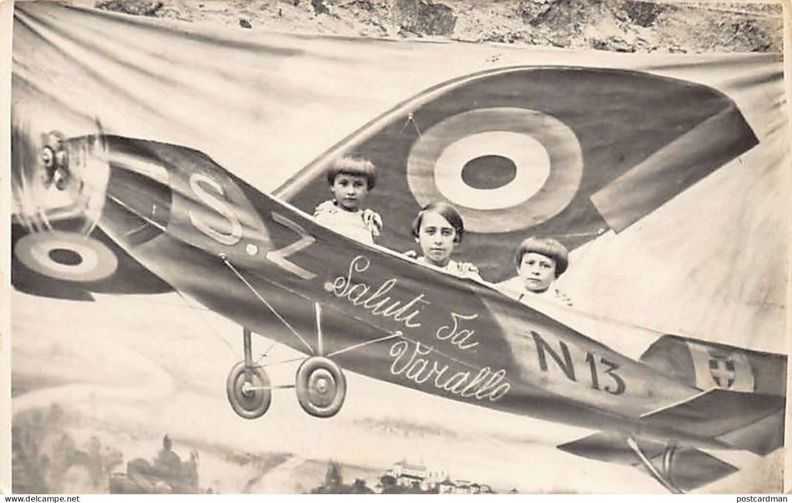 Italia - VARALLO (VC) Bambini su un aereo - Fotomontaggio