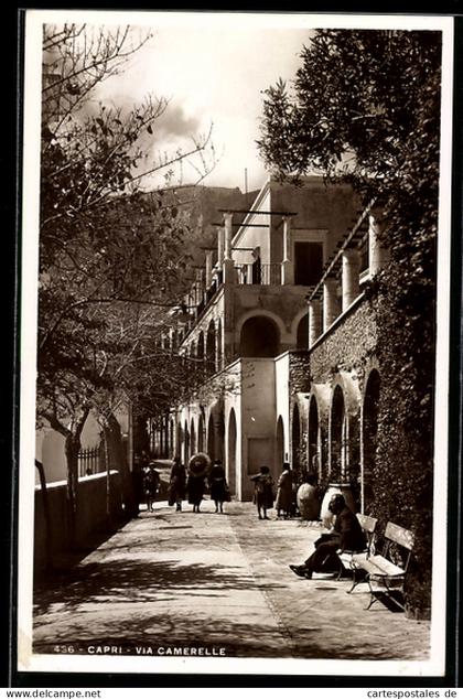 Cartolina Capri, Via Camerelle con persone sedute e passeggianti
