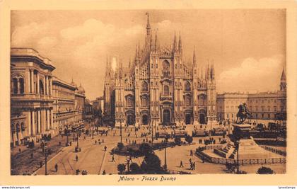 A653 Italy Milano Milan Piazza Duomo Cathedral vintage postcard