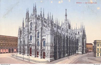 B658 Italy Milan Milano La Cattedrale vintage postcard