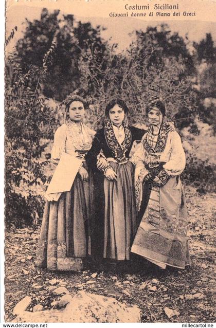 PALERMO: Costumi Siciliani - Giovani donne di Piana dei Greci
