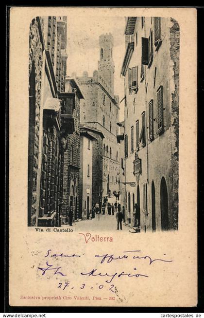 Cartolina Volterra, Via di Castello con persone sulla strada