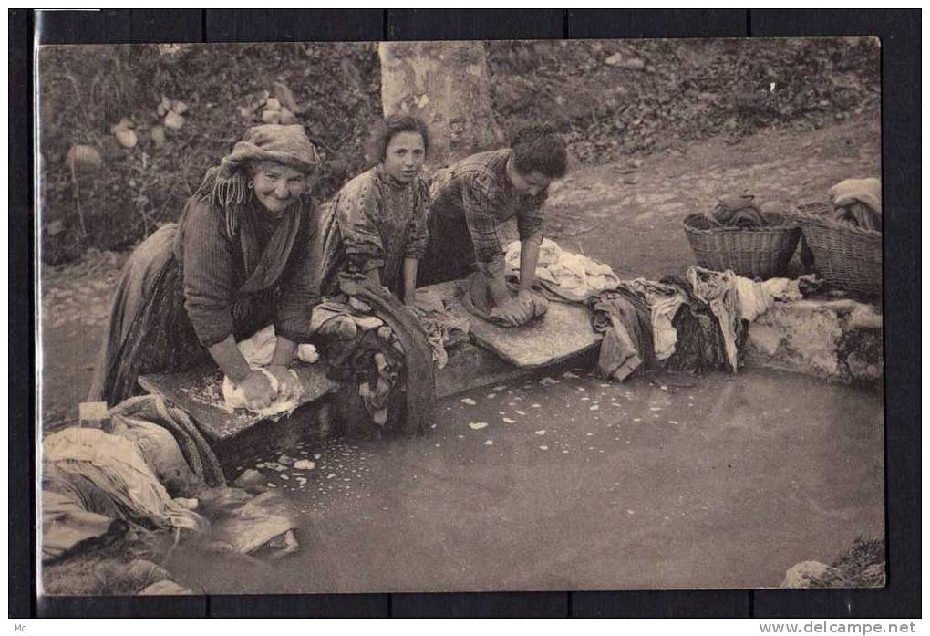 Italie - Trois femmes au lavoir - Lavandières