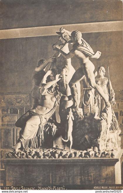 B105129 Italy Napolo Museum Statues