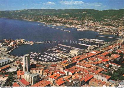 TRIESTE Triest IT Uferpanorama Hafen