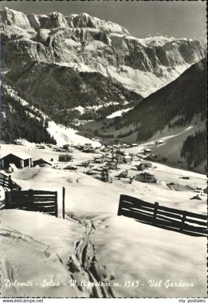 Wolkenstein Groeden mit Alpenpanorama