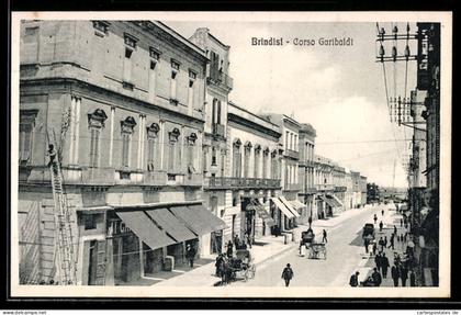 Cartolina Brindisi, Corso Garibaldi con persone e carrozze sul viale