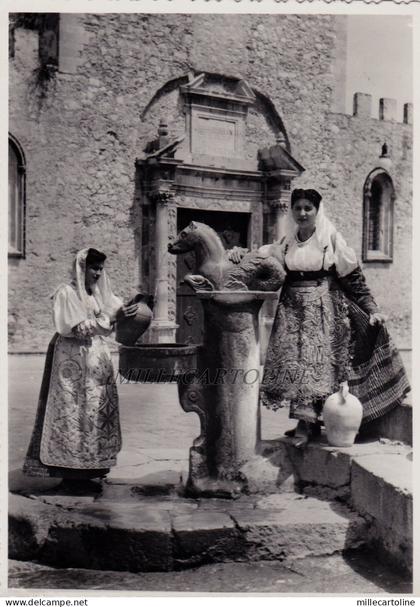 TAORMINA: fotografia artistica - Donne alla fontana - Costumi   1962