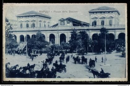 Cartolina Napoli, Piazza della Stazione con carrozze e persone