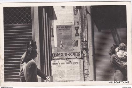 # NAPOLI: FOTOCARTOLINA PRIVATA 1947- STRADA CON VARI MURALI