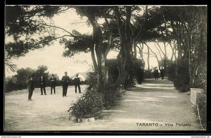Cartolina Taranto, Villa Peripato, passeggiata alberata con persone eleganti