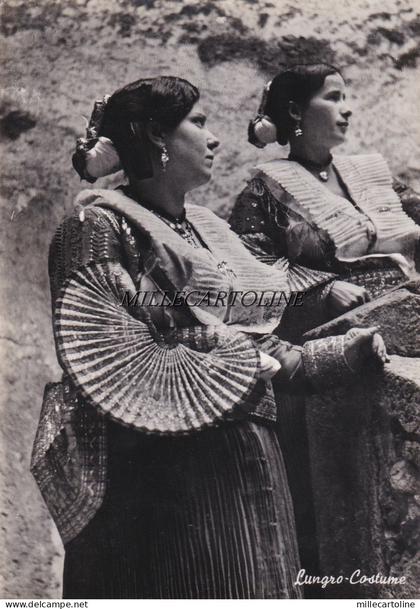 LUNGRO: Donne in costume