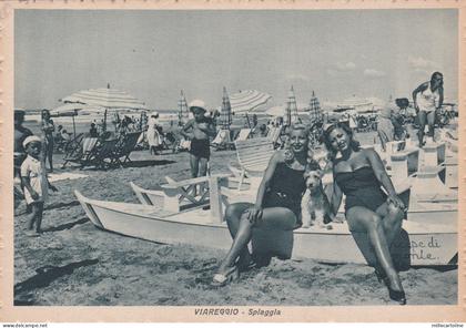 * VIAREGGIO - Spiaggia - Donne in costume da bagno su pattino
